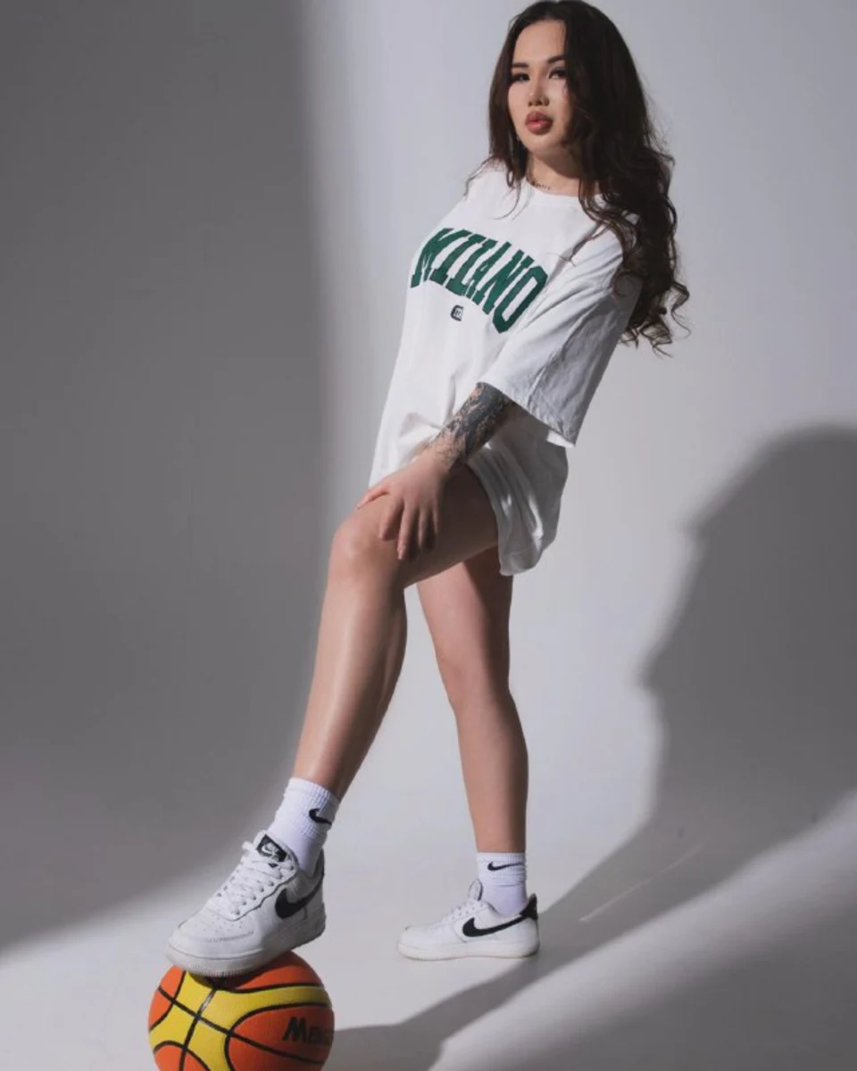 Holli escort in London