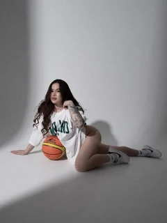 Holli escort in London