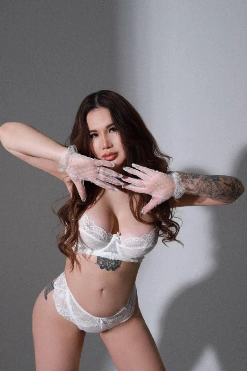 Holli escort in London