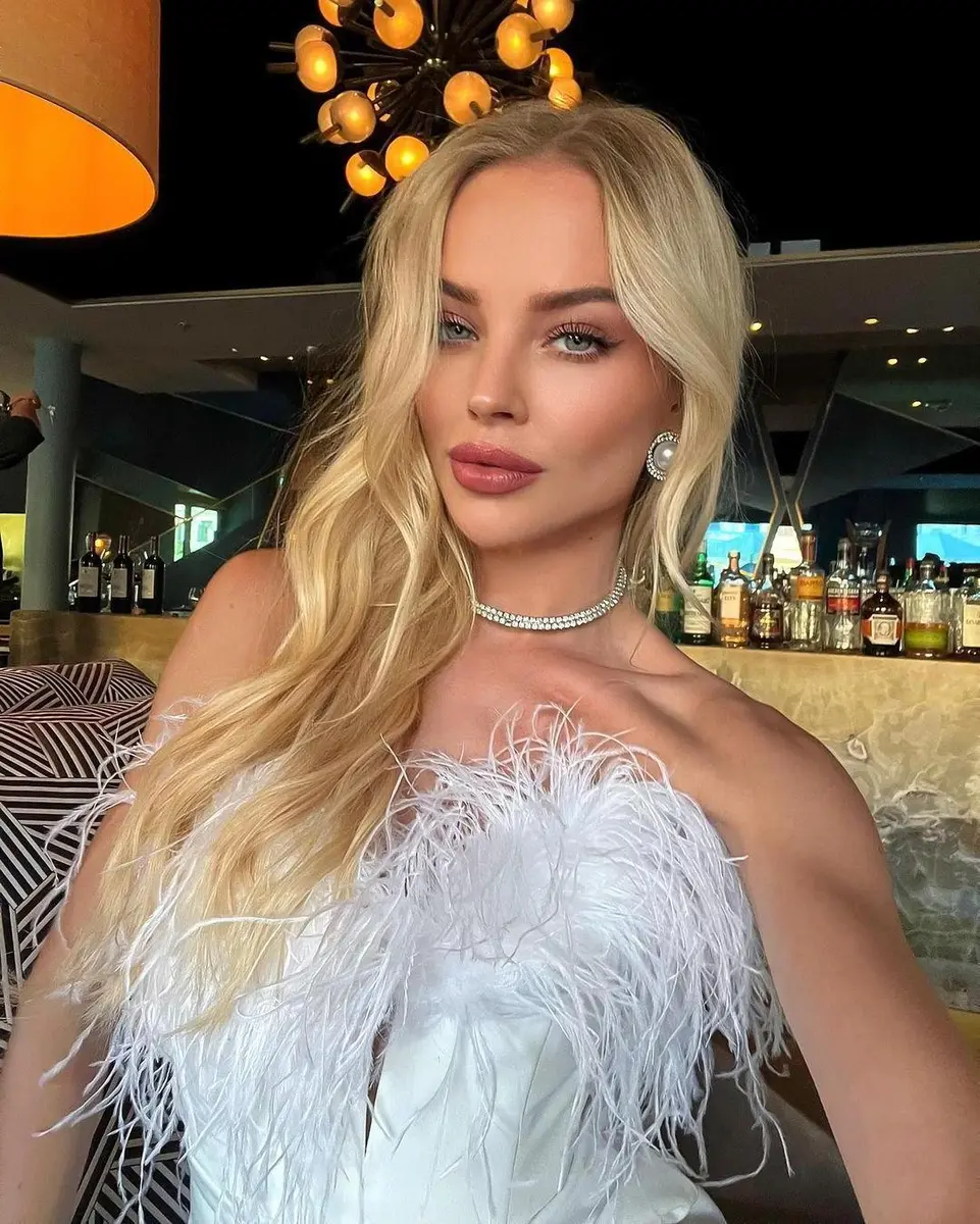 Zoelle escort in London